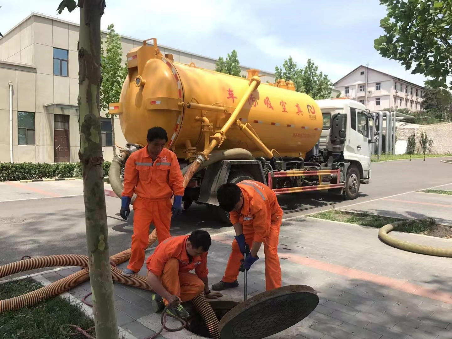 兰坪管道疏通车停在窨井附近