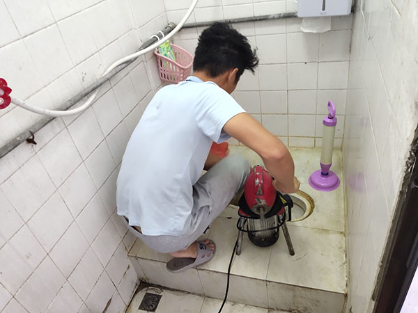 兰坪管道堵塞冒臭气 专业师傅现场解决问题
