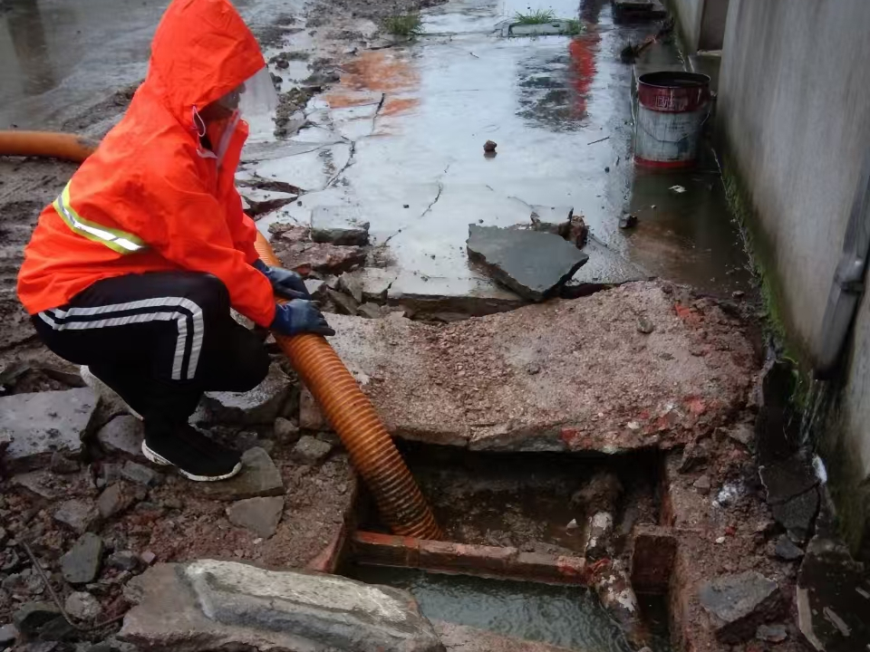 兰坪专业清理污水池 炜誉市政以规范流程守护城市 “肠道”