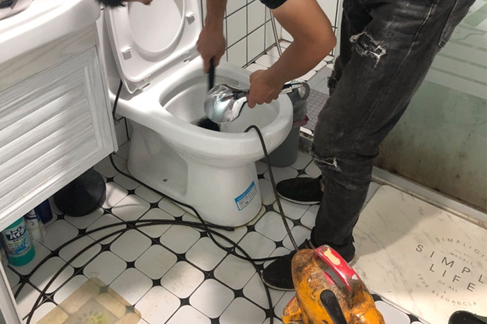 兰坪马桶堵塞自己疏通还是找师傅?专业上门服务让你省时更省心